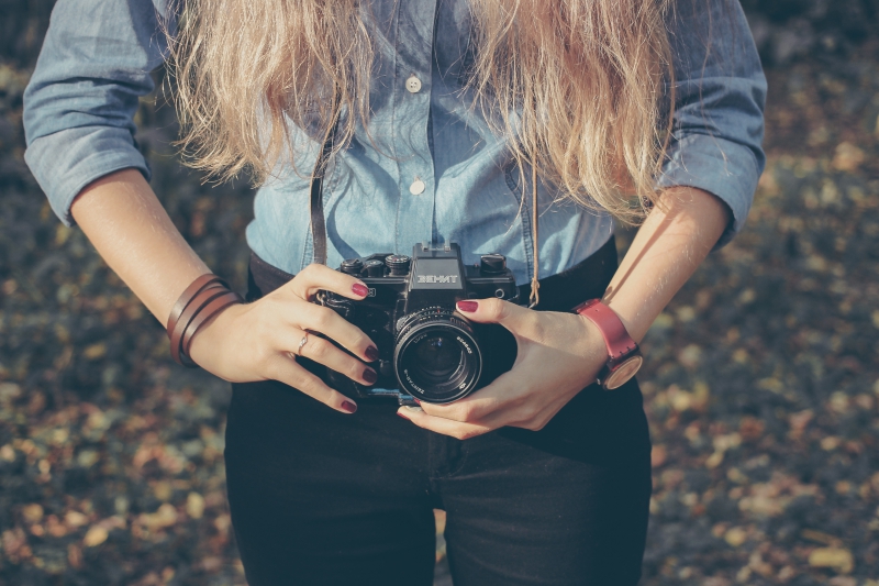 photographe-ST ETIENNE DE TINEE-min_hand-person-girl-woman-camera-photography-614-pxhere.com