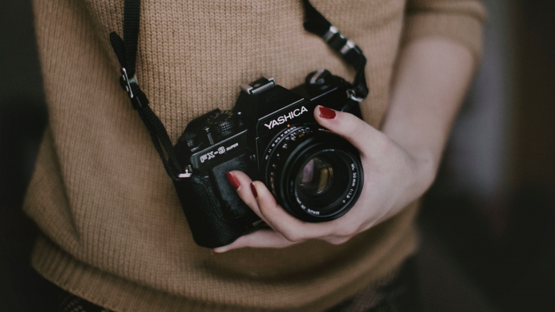 photographe-ST ETIENNE DE TINEE-min_woman-camera-photography-photographer-slr-dslr-319-pxhere.com